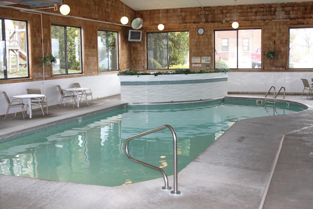 Budget Host Inn & Suites Saint Ignace Eksteriør billede
