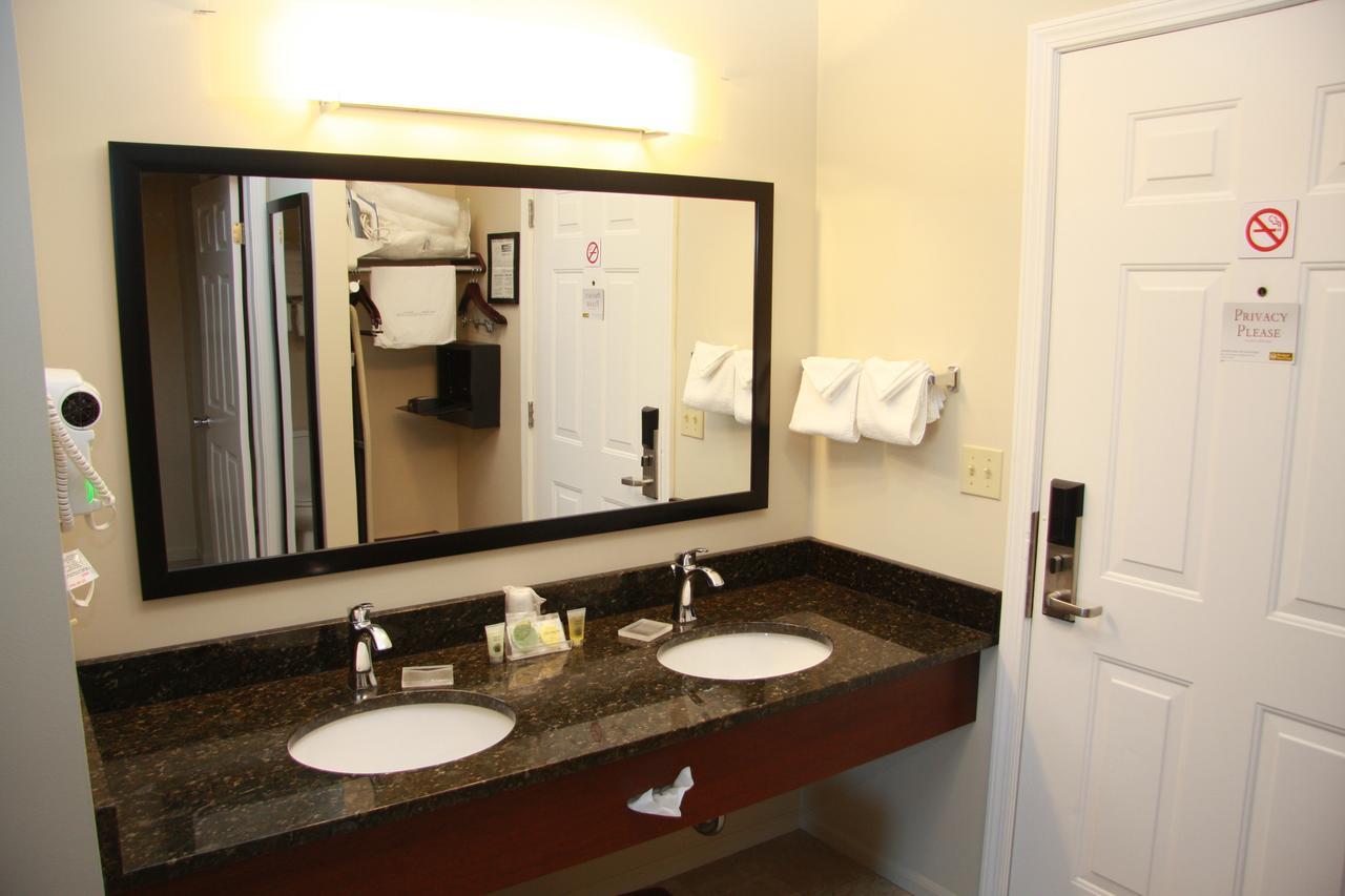 Budget Host Inn & Suites Saint Ignace Eksteriør billede