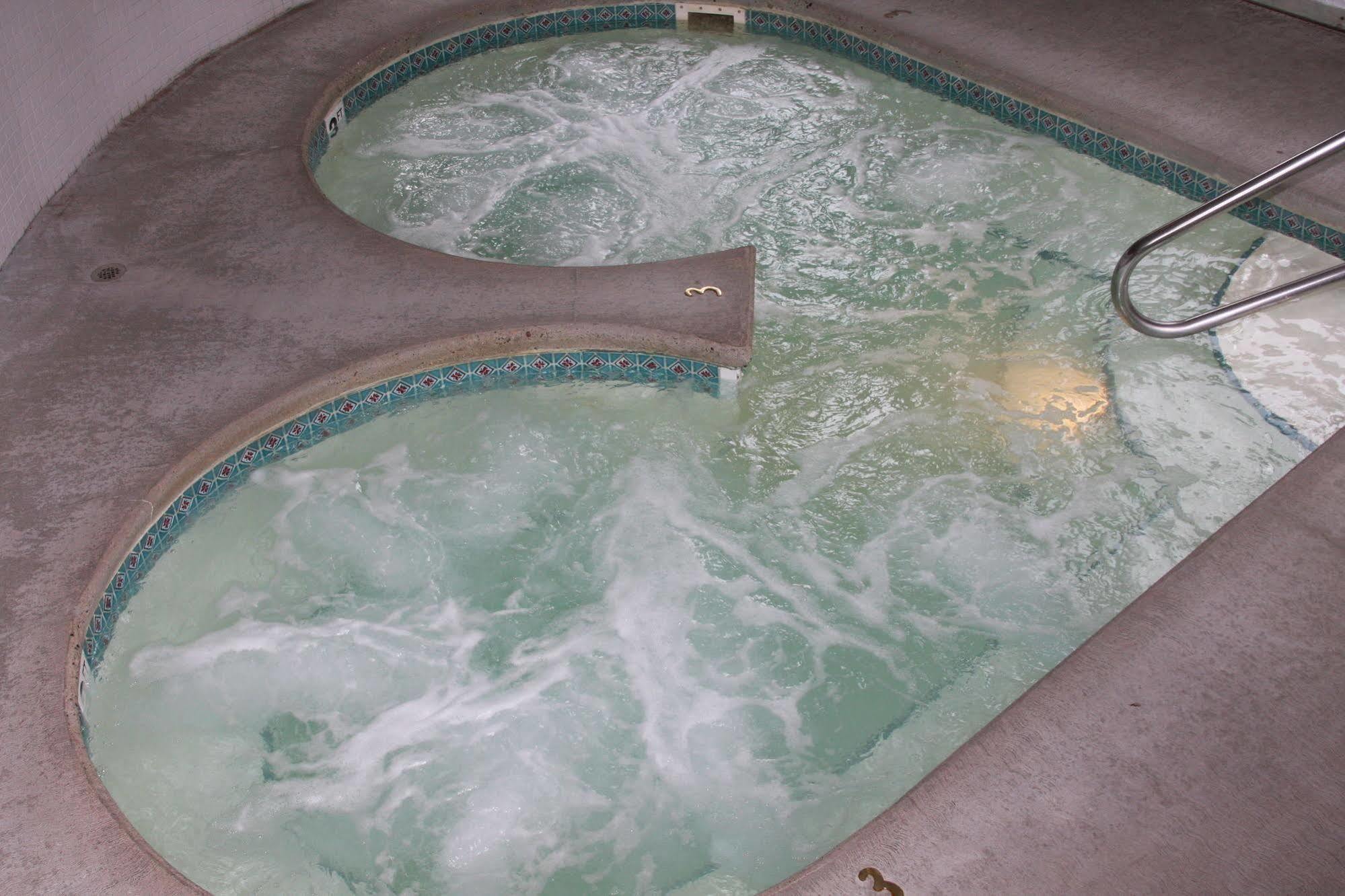 Budget Host Inn & Suites Saint Ignace Eksteriør billede