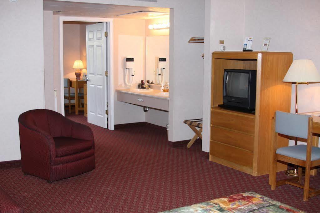 Budget Host Inn & Suites Saint Ignace Eksteriør billede
